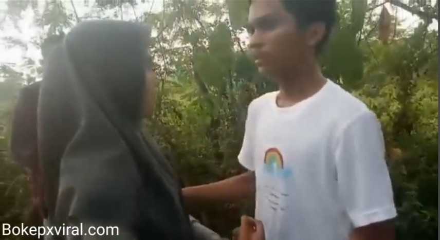 Bokep jilbab dipaksa pacar di semak2